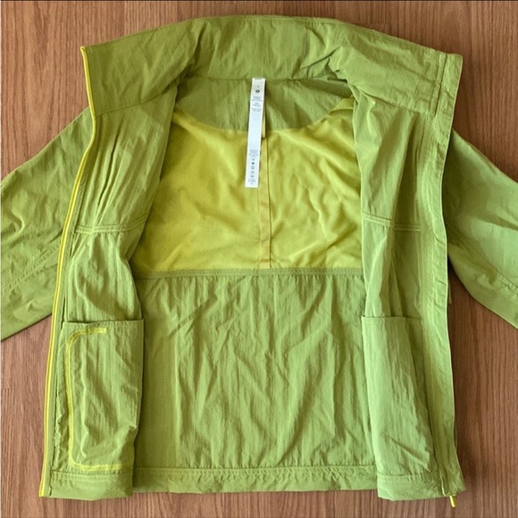 ❤️ Lululemon Lightweight Hooded Jacket in Yellow Serpentine Size 2 NWOT - Picture 8 of 13